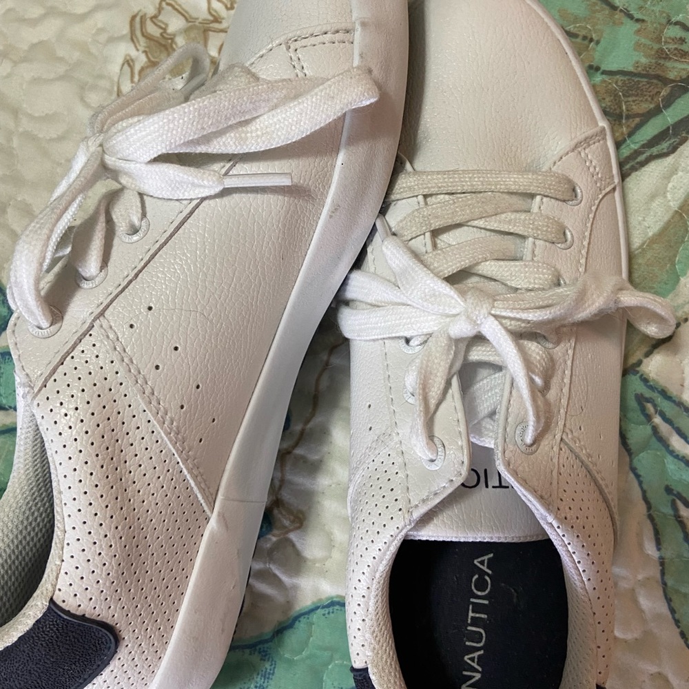 🌞3/$20 Nautica white shoes size 8.5